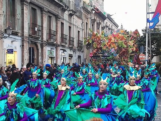 Karneval på Sicilien – smaken av frihet, fantasi och fest innan fastan